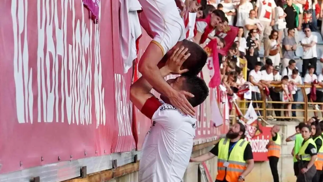 Aficionados de la Cultural celebrando el ascenso de categoría con su equipo. Foto: Campillo