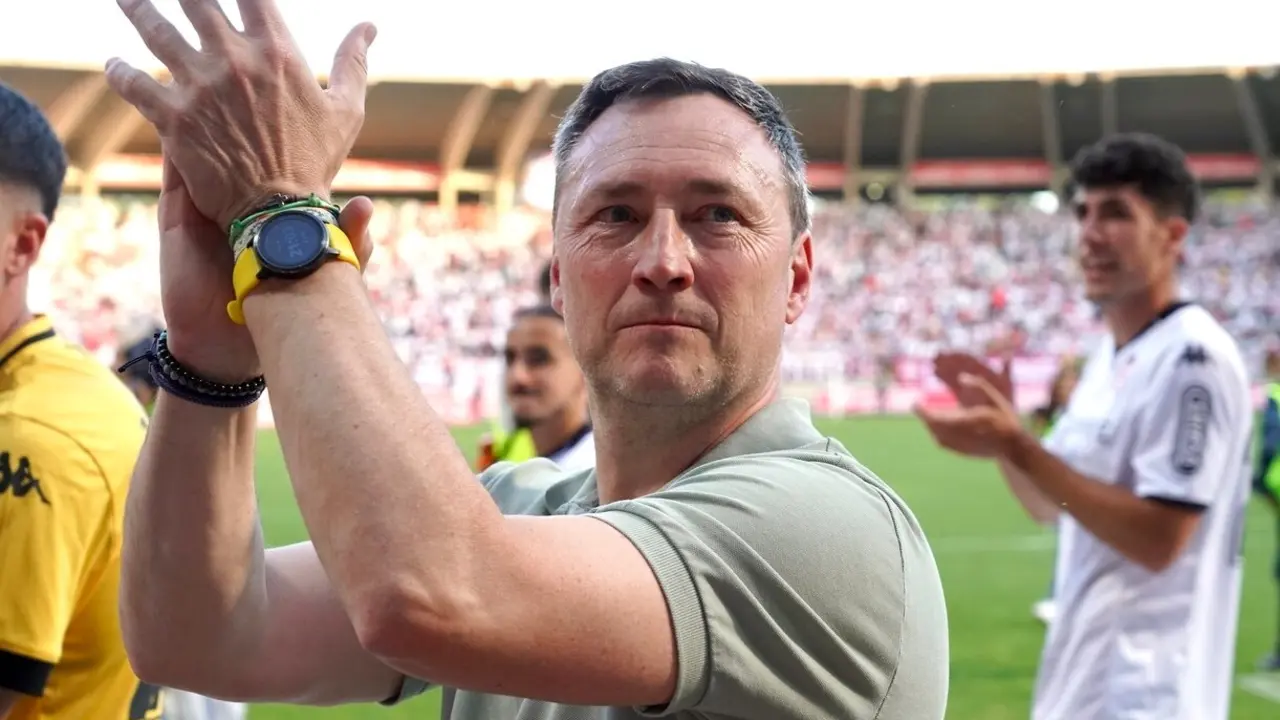 Raúl Llona, durante la celebración del equipo por su ascenso a Segunda División. Foto: Campillo