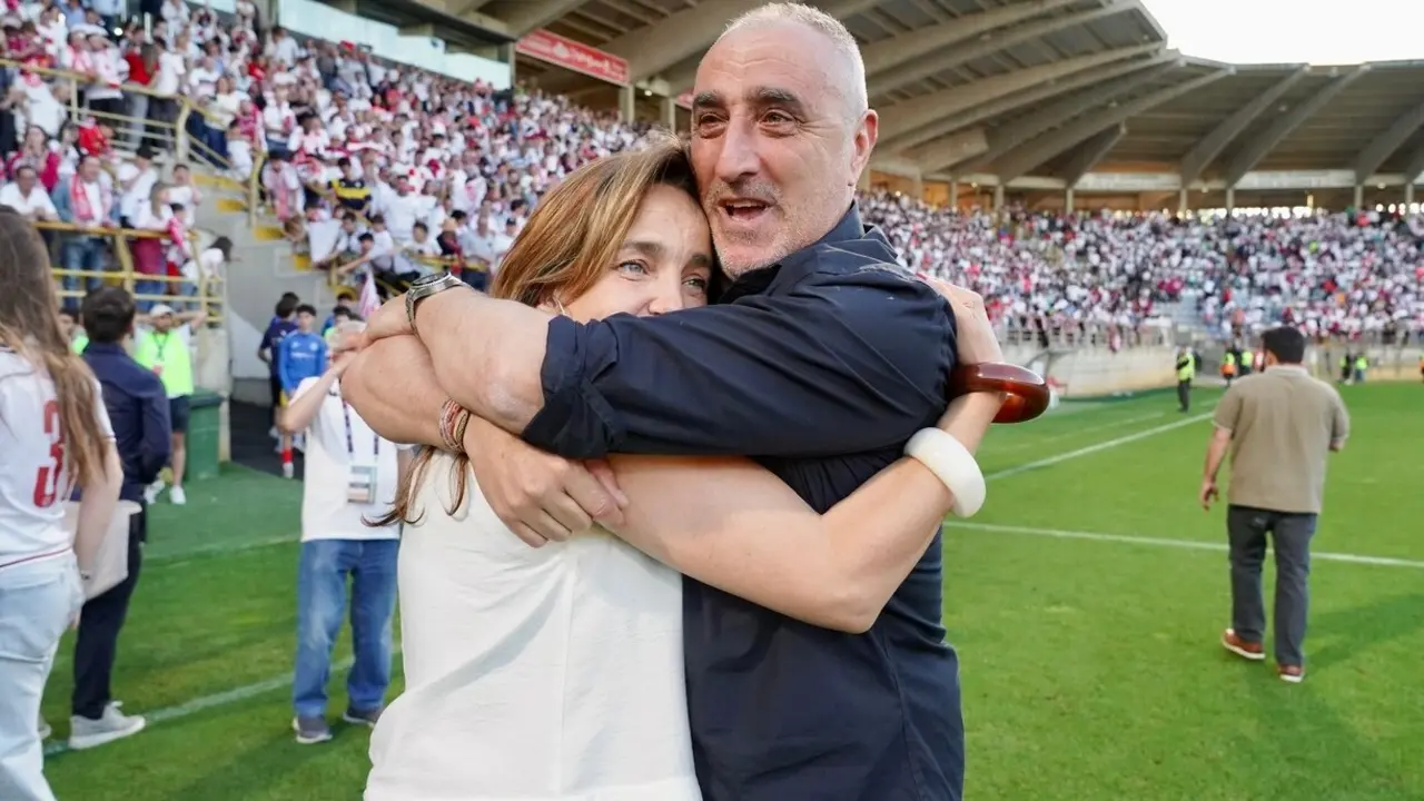 Luis Ballesteros, a la conclusión del encuentro, se abraza a Natichu, directora ejecutiva de la Cultural.