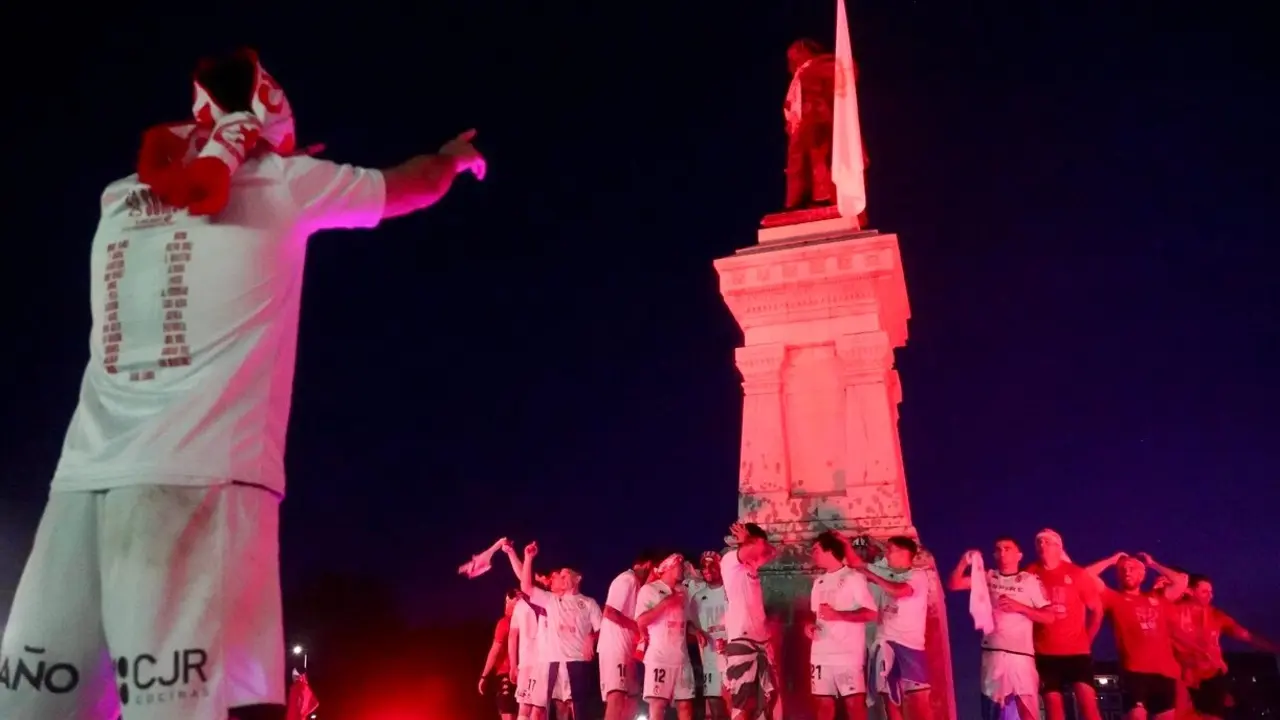 Celebración del ascenso de la Cultural y Deportiva Leonesa en la fuente de Guzmán. Foto: Campillo