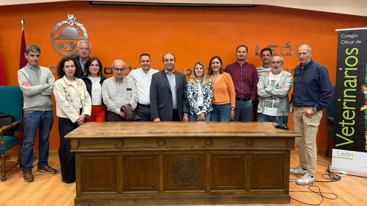 Junta Directiva entrante y saliente del Sindicato de Veterinarios de León.