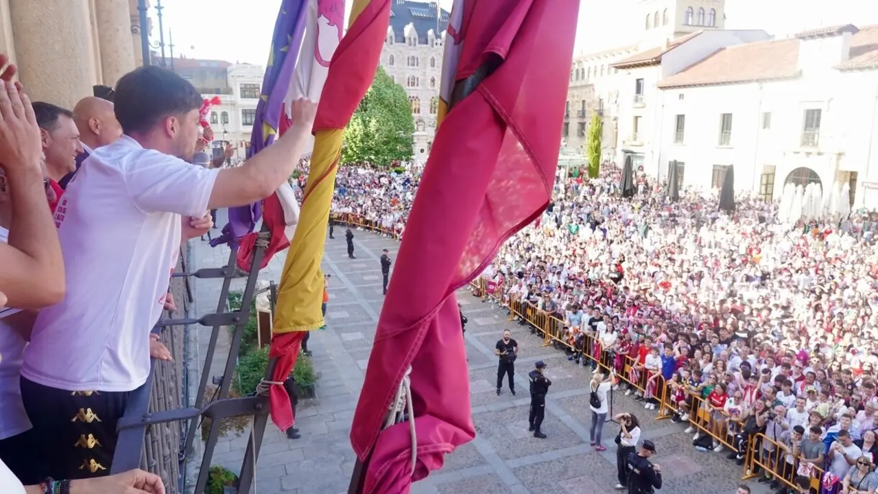 El Ayuntamiento recibe a jugadores, técnicos y directiva en una emotiva celebración donde no faltaron los vítores, la música y el agradecimiento eterno a una afición que nunca dejó de creer. Fotos: Campillo