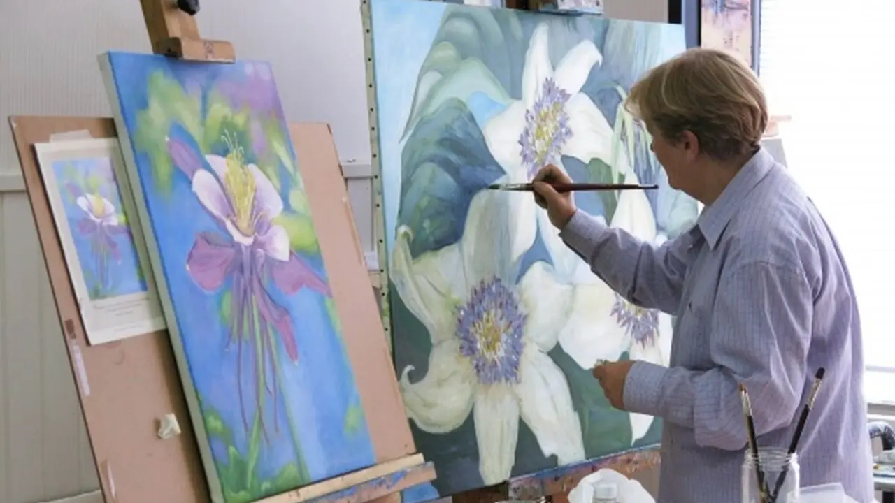 Imagen de archivo de una mujer pintando.