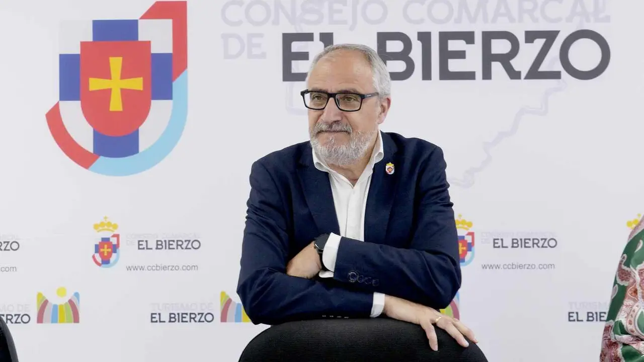 El presidente del Consejo Comarcal, Olegario Ramón, durante la rueda de prensa para detallar el presupuesto del 2025, que se debate en el pleno de mañana martes. Foto: César Sánchez