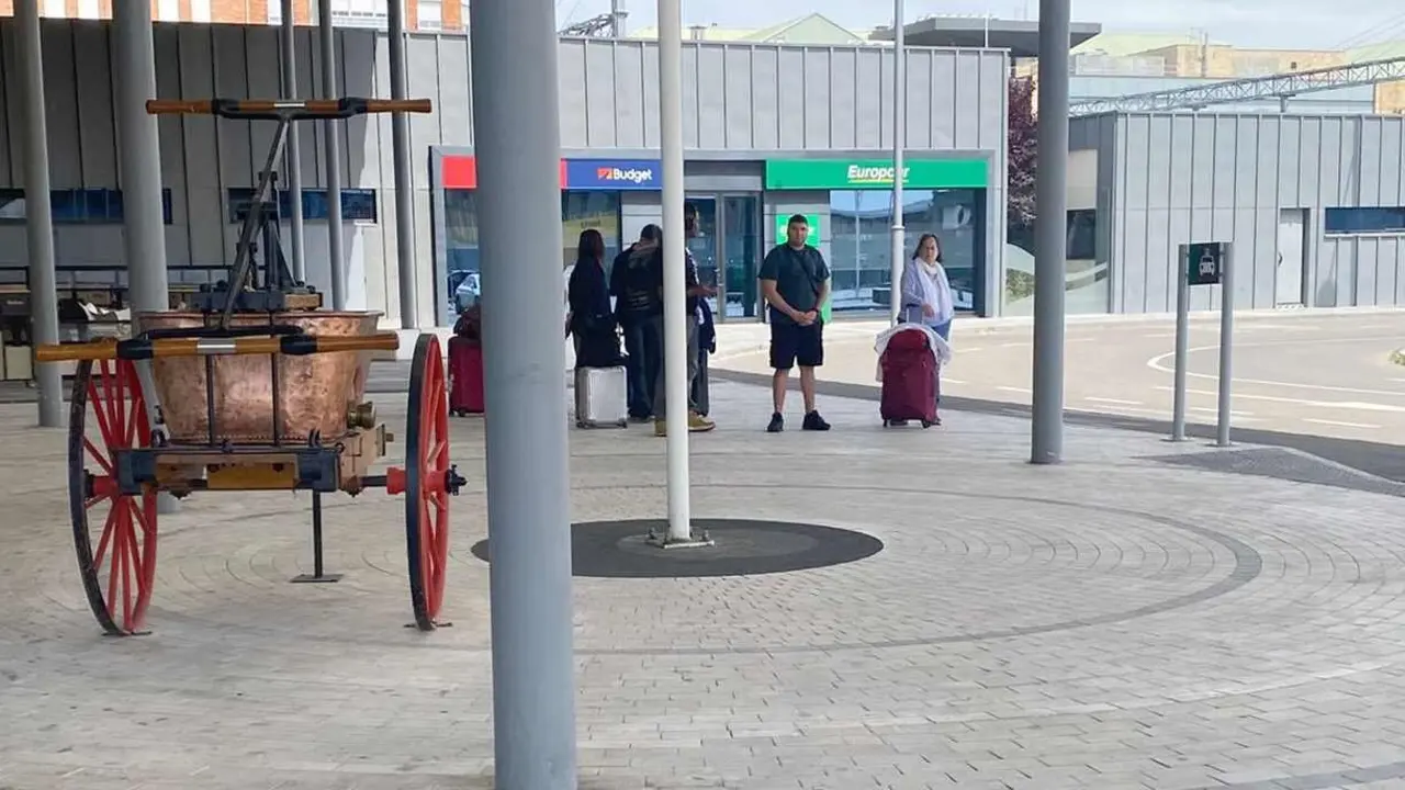 Imagen de un grupo de clientes en la estación de tren a la espera de un servicio de taxi.