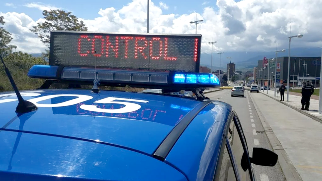 Efectivos de la Policía Local de Ponferrada, durante un control.