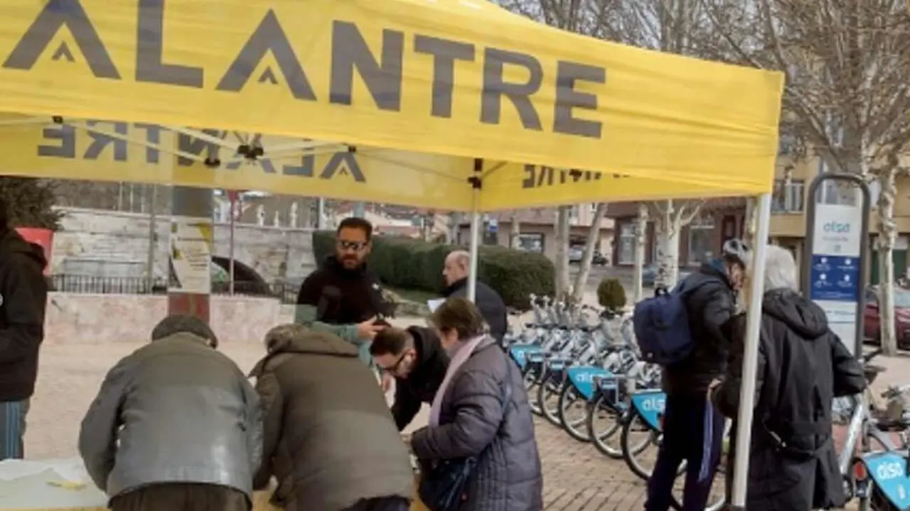 Alantre, en una carpa informativa en Puente Castro.