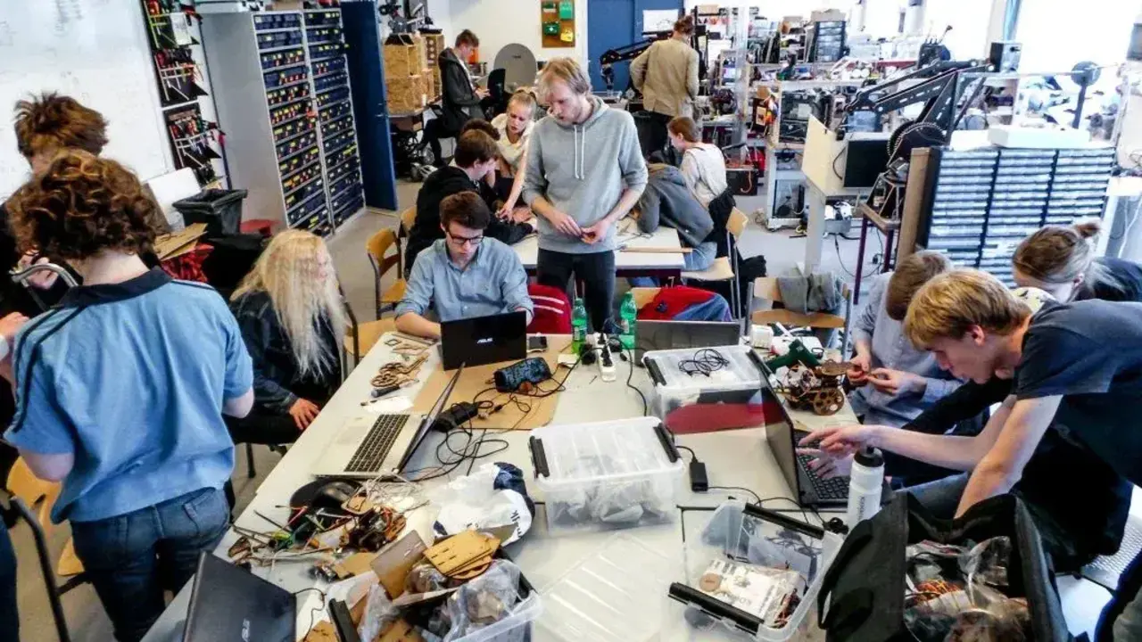 Varias personas trabajan un FabLab.