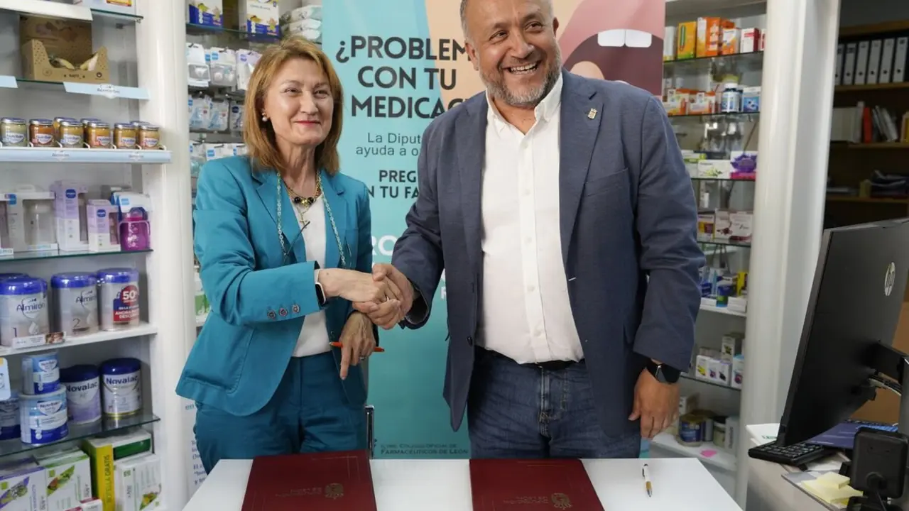 El presidente de la Diputación de León, Gerardo Álvarez Courel, y la presidenta del Colegio Oficial de Farmacéuticos de León, Montserrat Ávila, durante la firma en Bembibre (León), de la renovación del contrato para el servicio de atención personalizada en las farmacias rurales de León