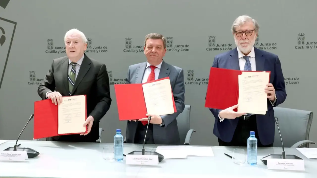El consejero de la Presidencia, Luis Miguel González Gago, en la firma del nuevo convenio de colaboración con los presidentes del Consejo de Cámaras de Comercio de Castilla y León, Antonio Miguel Méndez Pozo, y de la CEOE Castilla y León, Santiago Aparicio Jiménez.