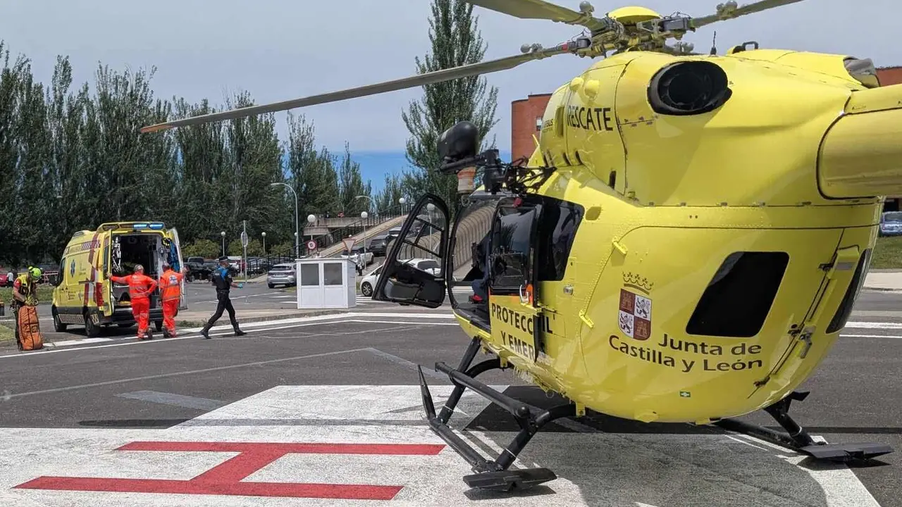 Un hombre de 70 años tuvo que ser evacuado este domingo en helicóptero tras sufrir una indisposición mientras caminaba por un tramo de difícil acceso entre Riego de Ambrós y Molinaseca.