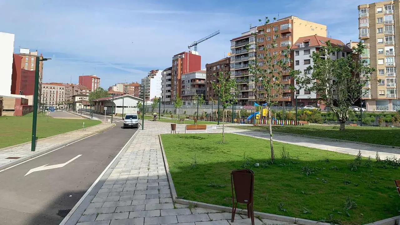 La ciudad estrena este martes 27 los nuevos viales urbanos junto a Matallana tras las obras de ese área, pero continúa sin definir una solución para la llegada del tren al corazón leonés, interrumpida desde 2011. Fotos: Alfonso F. Reca