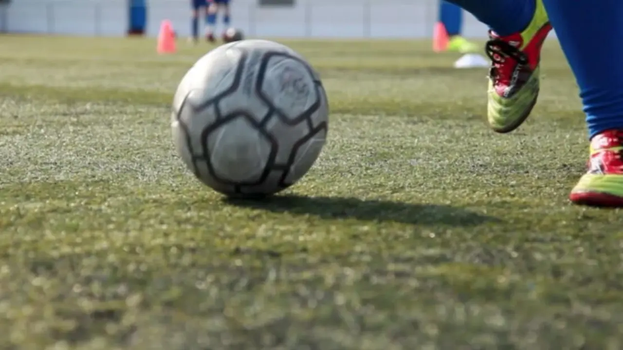 Imagen de archivo de una persona jugando al fútbol.