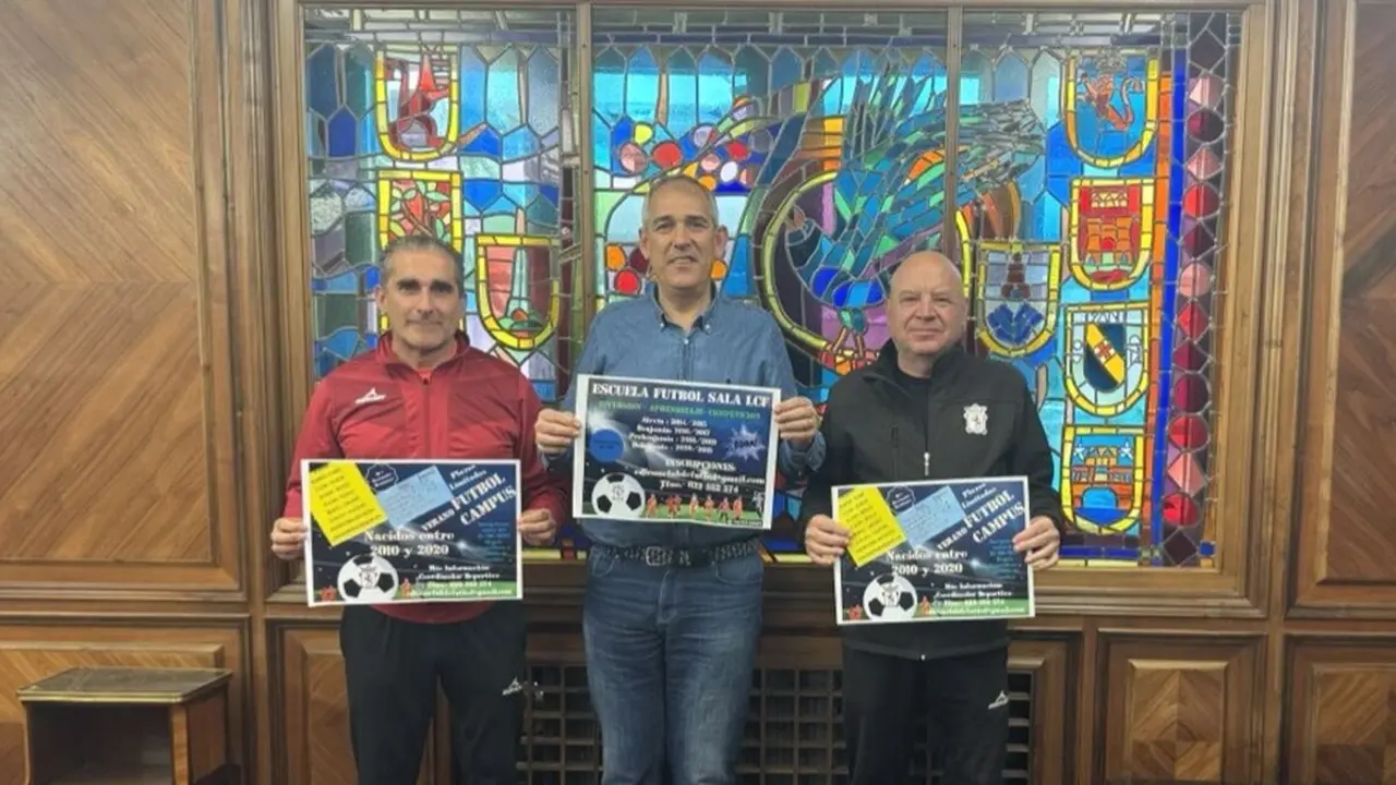 El concejal de Deportes, Vicente Canuria, se ha reunido con el presidente del club, Rafael Rábade, y el director deportivo, Pedro García, para presentar esta iniciativa que cuenta con la colaboración del Ayuntamiento de León.