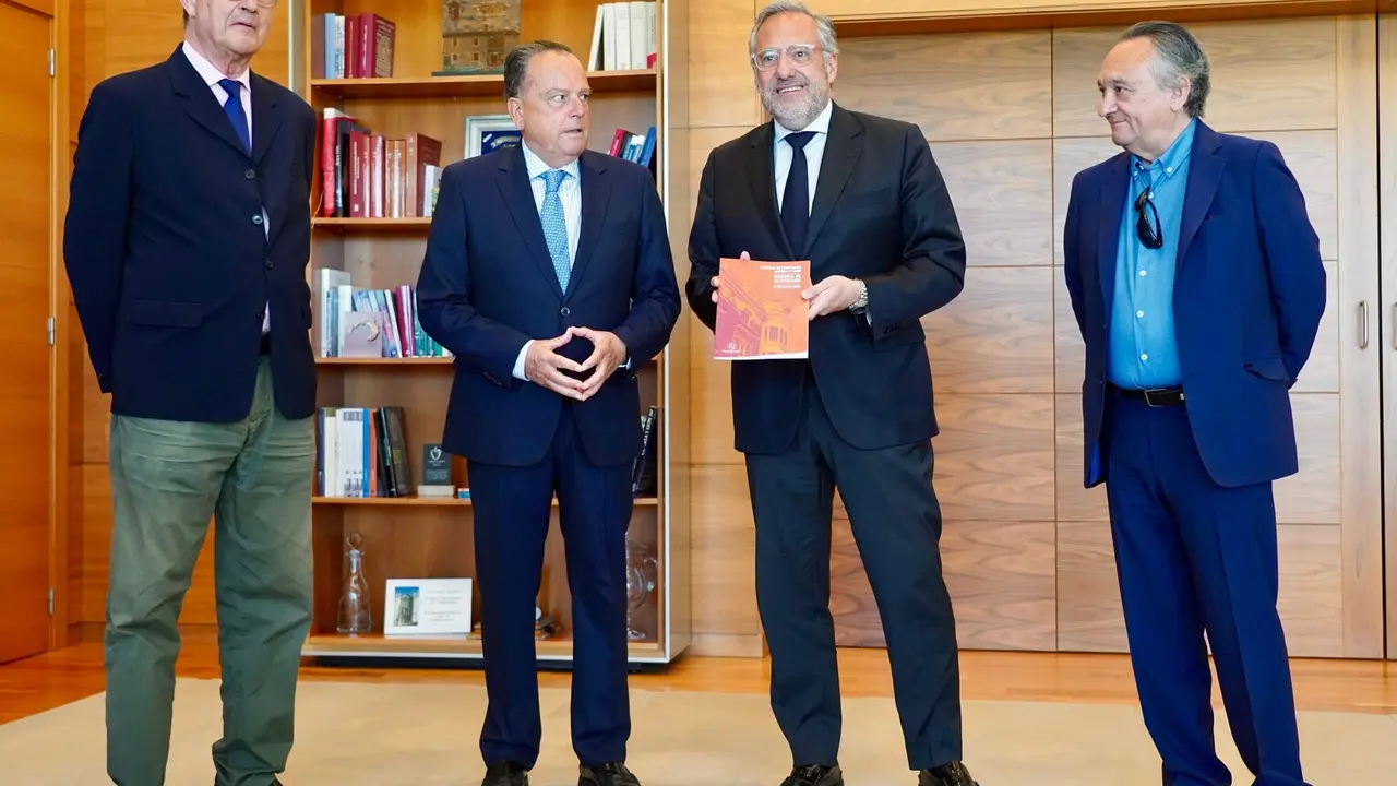 El presidente de las Cortes de Castilla y León, Carlos Pollán, recibe en su despacho al presidente del Consejo de Cuentas, Mario Amilivia, que le entrega la Memoria de Actividades de la Institución correspondiente a 2024.