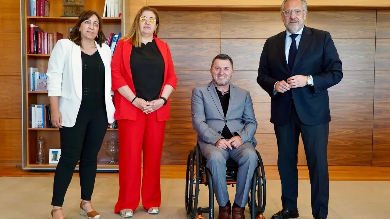 El presidente de las Cortes de Castilla y León, Carlos Pollán, recibe en su despacho al presidente del Comité Autonómico de Entidades Representantes de Personas con Discapacidad en Castilla y León (CERMI-CyL), Francisco Sardón, con motivo de la celebración del 25 aniversario de la organización. Foto: Leticia Pérez.