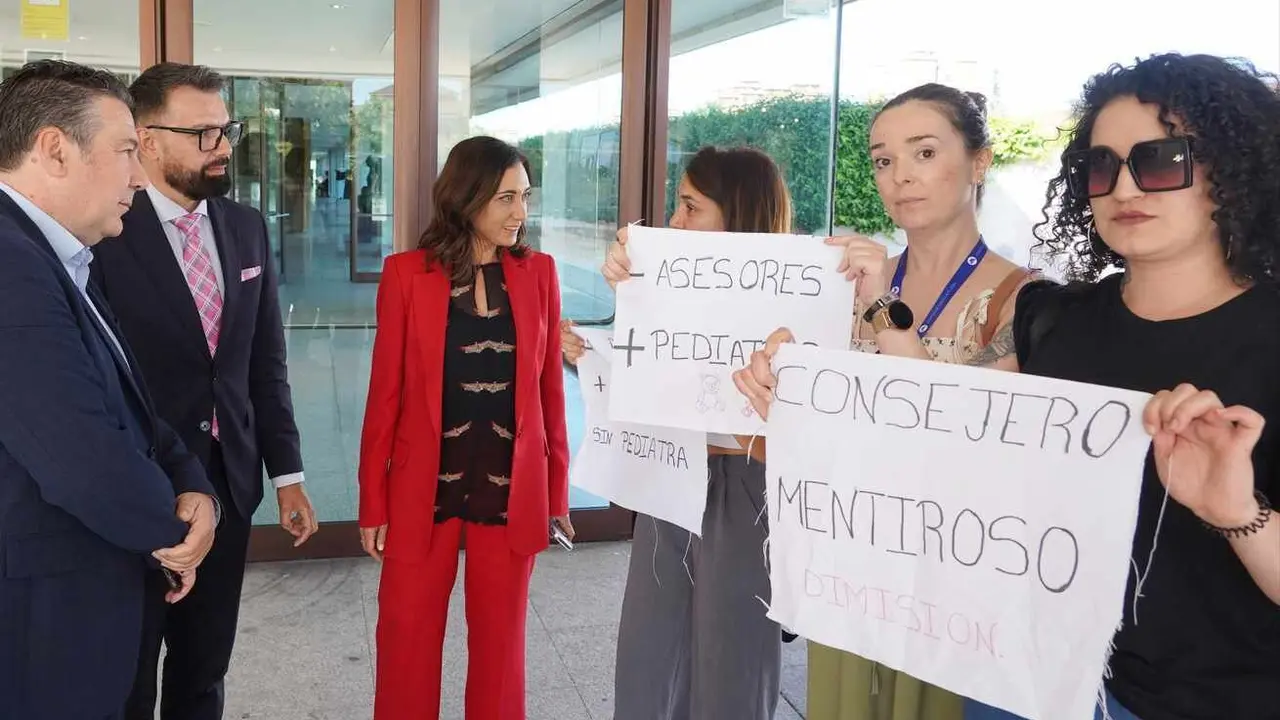 Las madres expulsadas del pleno conversan con representantes de la UPL en el hall de entrada.