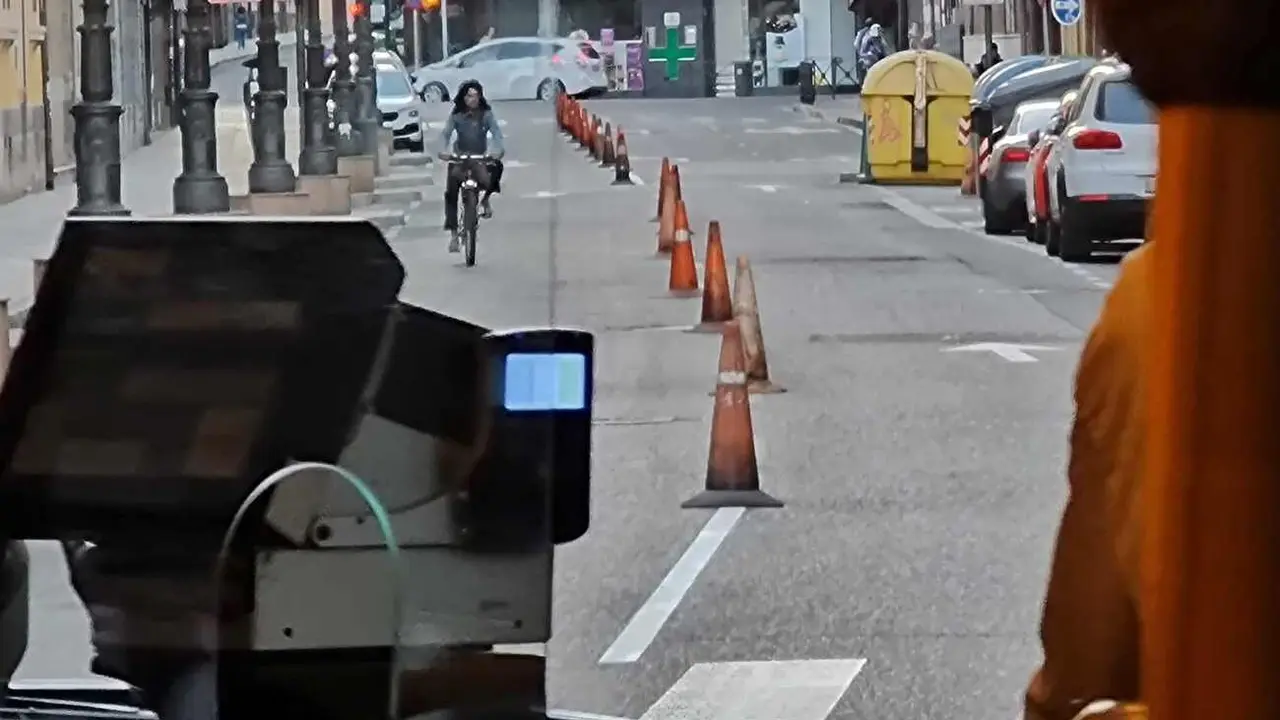 Imagen desde un autobús urbano, este miércoles, atascado en Suero de Quiñones.