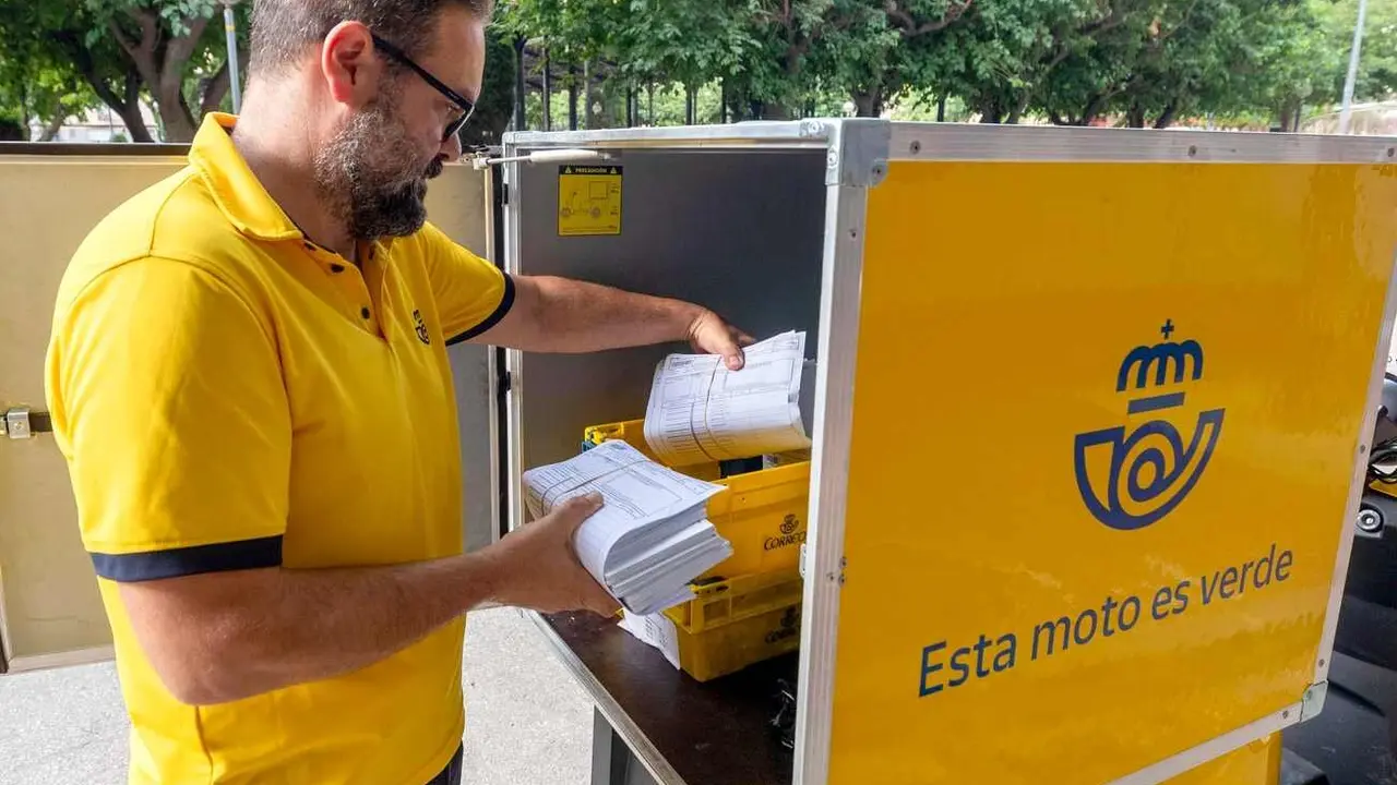 Un trabajador de Correos, durante el reparto ordinario.