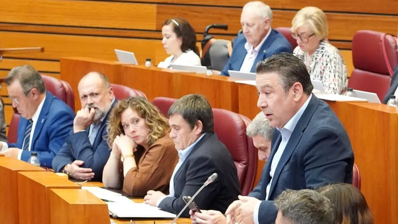 Intervención del portavoz de UPL Luis Mariano Santos en el Pleno de las Cortes de Castilla y León. / ICAL
