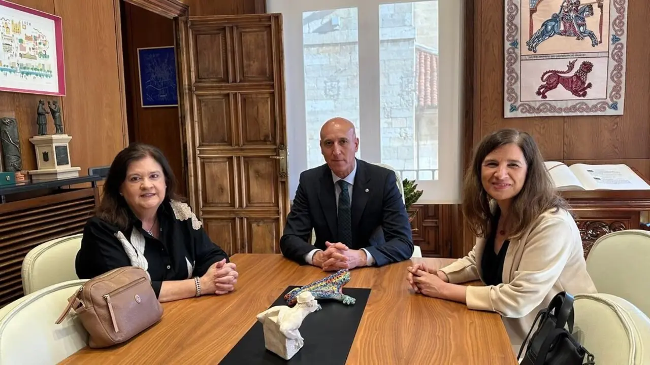 La directora general de Libertad Religiosa, Mercedes Murillo, y la directora de la Fundación Pluralismo y Convivencia, Inés Mazarrosa, han sido recibidas este miércoles por el alcalde José Antonio Diez.