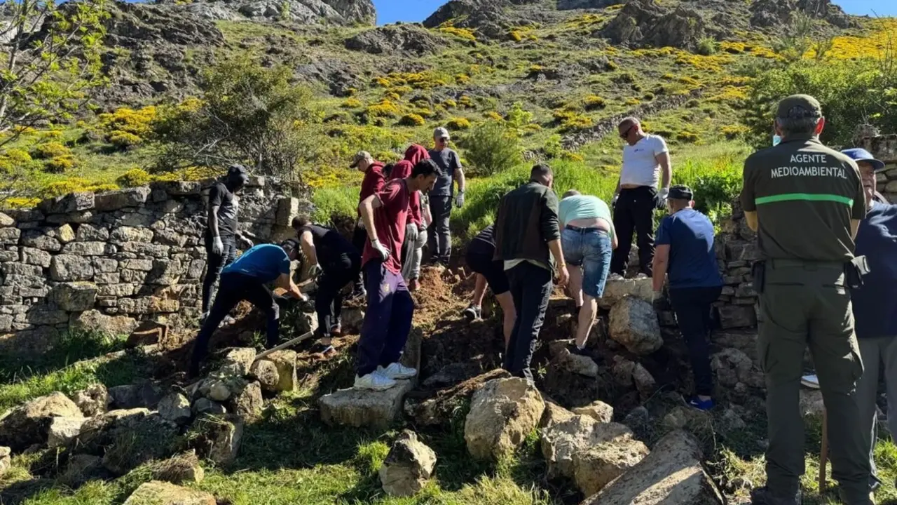 Una veintena de personas privadas de libertad de Castilla y León participan en una salida a la naturaleza en la provincia de León.