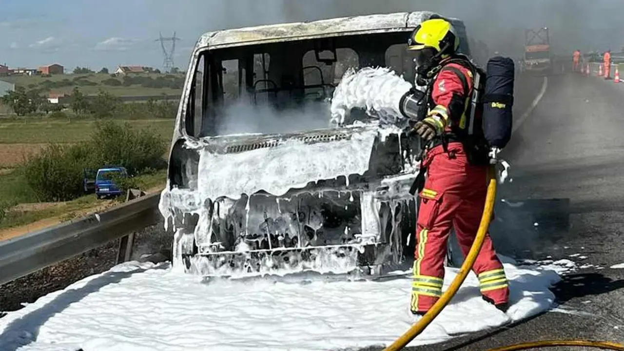 Bomberos de León interviniendo en el lugar del incendio. Fotos: Bomberos de León