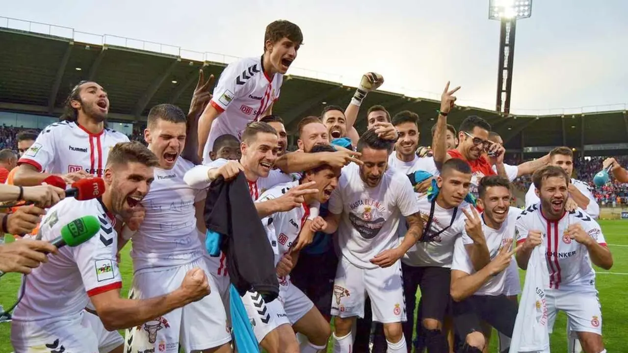 La plantilla de 2017 celebra su ascenso en el Reino de León.