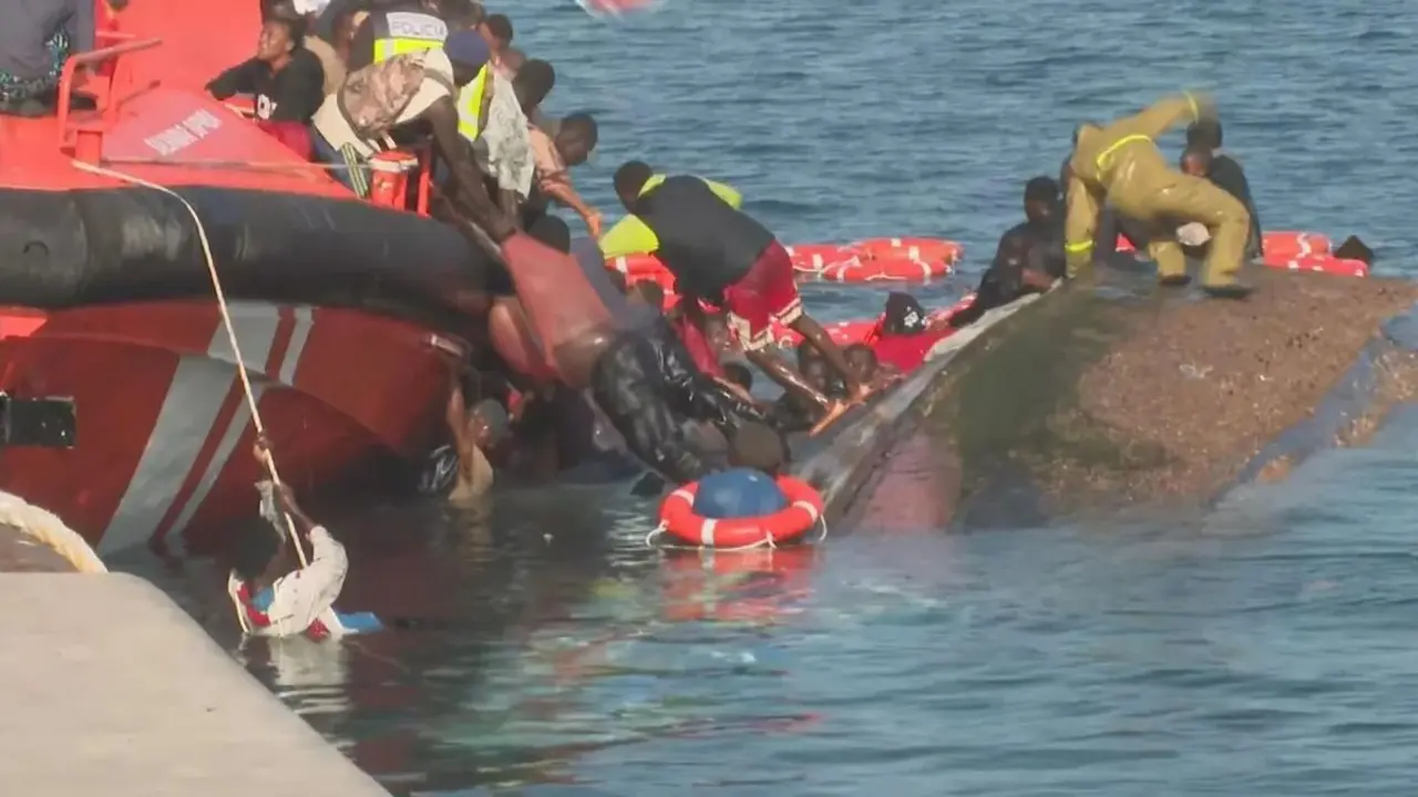 Imagen de archivo de un cayuco llegando al muelle de la Restinga, en El Hierro. Europa Press.