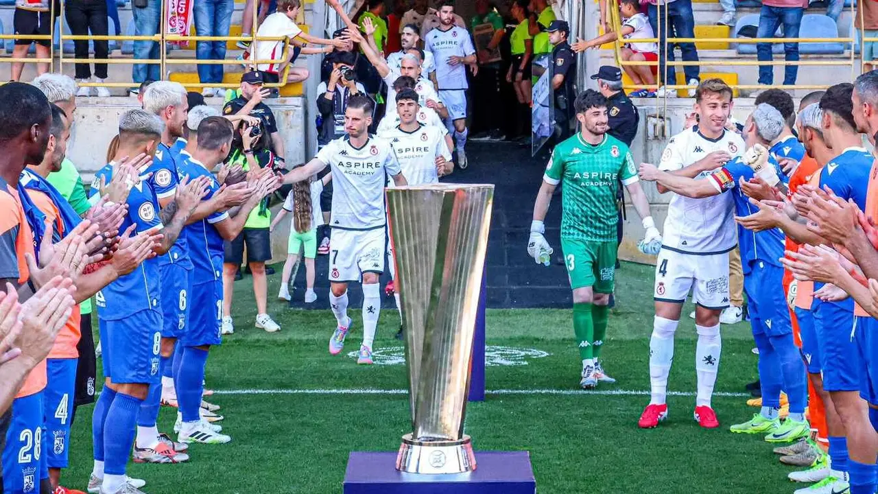 La Cultural iguala en el último suspiro ante el Ceuta (2-2) en el partido de ida de la final de campeones de Primera RFEF, en un Reino de León volcado con su equipo en la despedida como local tras el ascenso. Fotos: Isaac Llamazares