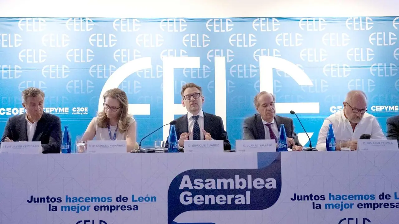 Mesa presidencial durante la asamblea general de Fele.