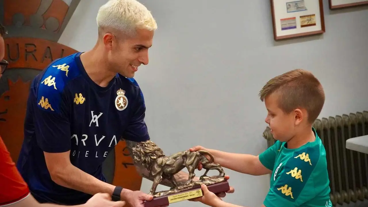 Un instante de la entrega del trofeo al jugador Bicho.