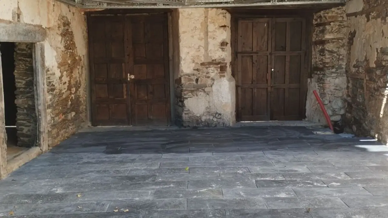 El Jardín Romántico del Bierzo recupera parte del suelo original de Casa Gil.