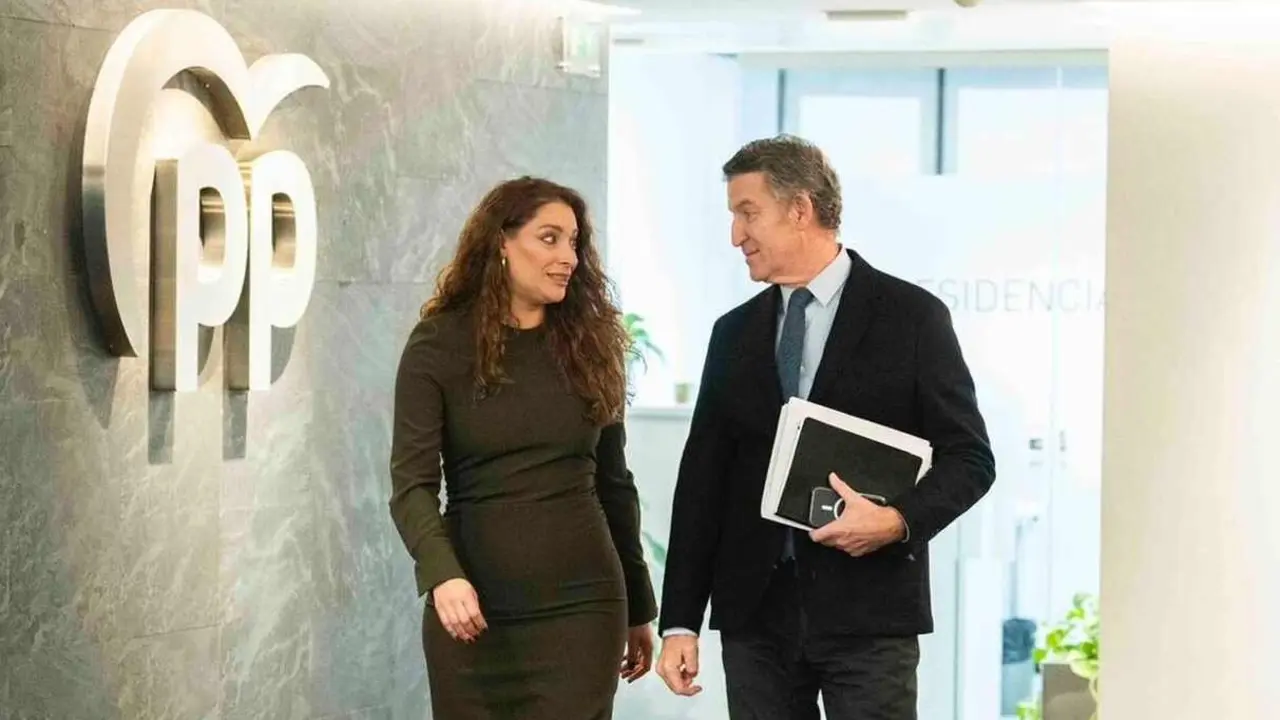 Ester Muñoz y Alberto Núñez Feijoo en la sede de Génova.