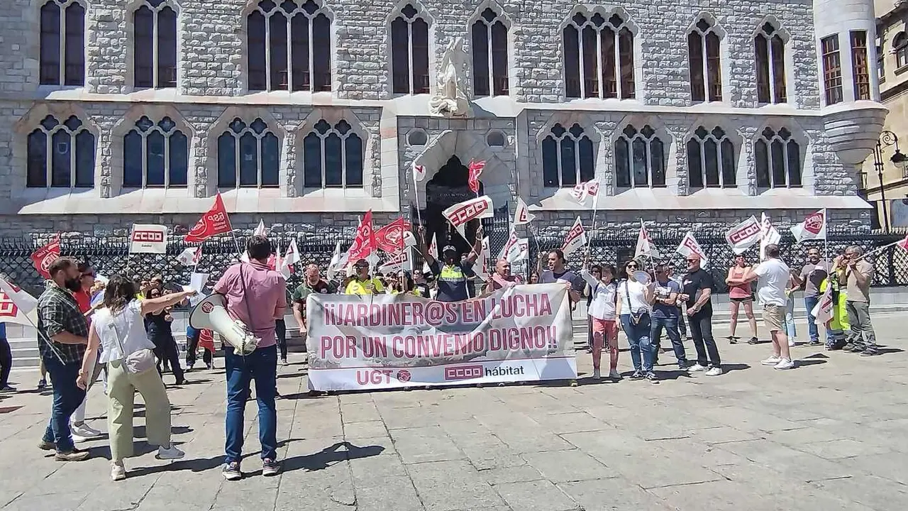 Trabajadores de jardinería, durante la concentración de este jueves.