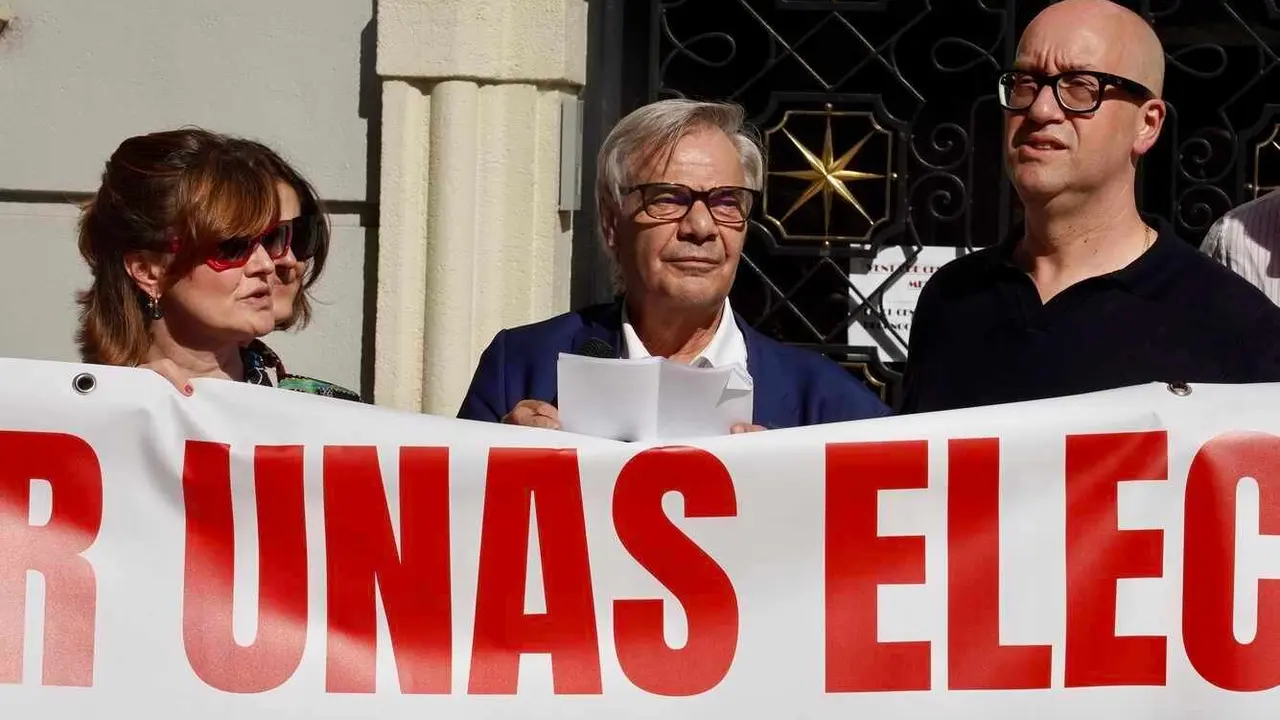 Más de un centenar de médicos se concentran para pedir unas elecciones “limpias y transparentes” en el Colegio Oficial de León