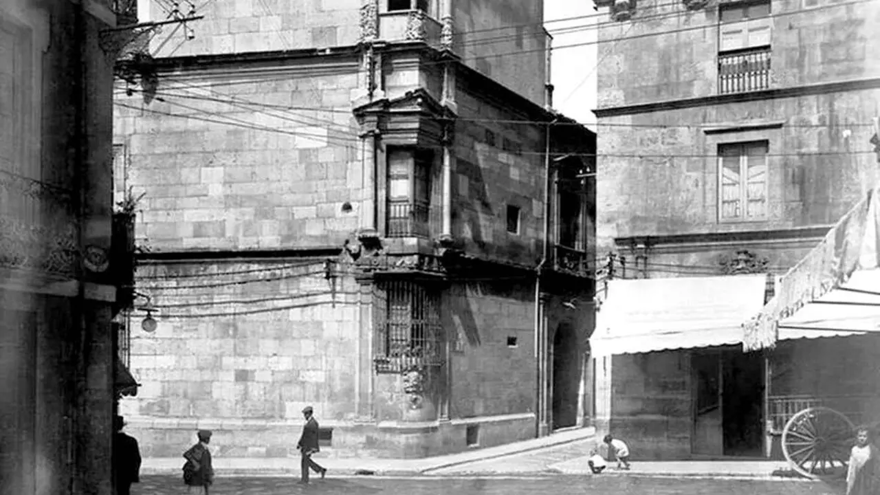 Foto histórica de la esquina de Diputación con el Palacio de Villasinda, en la Calle Ancha.