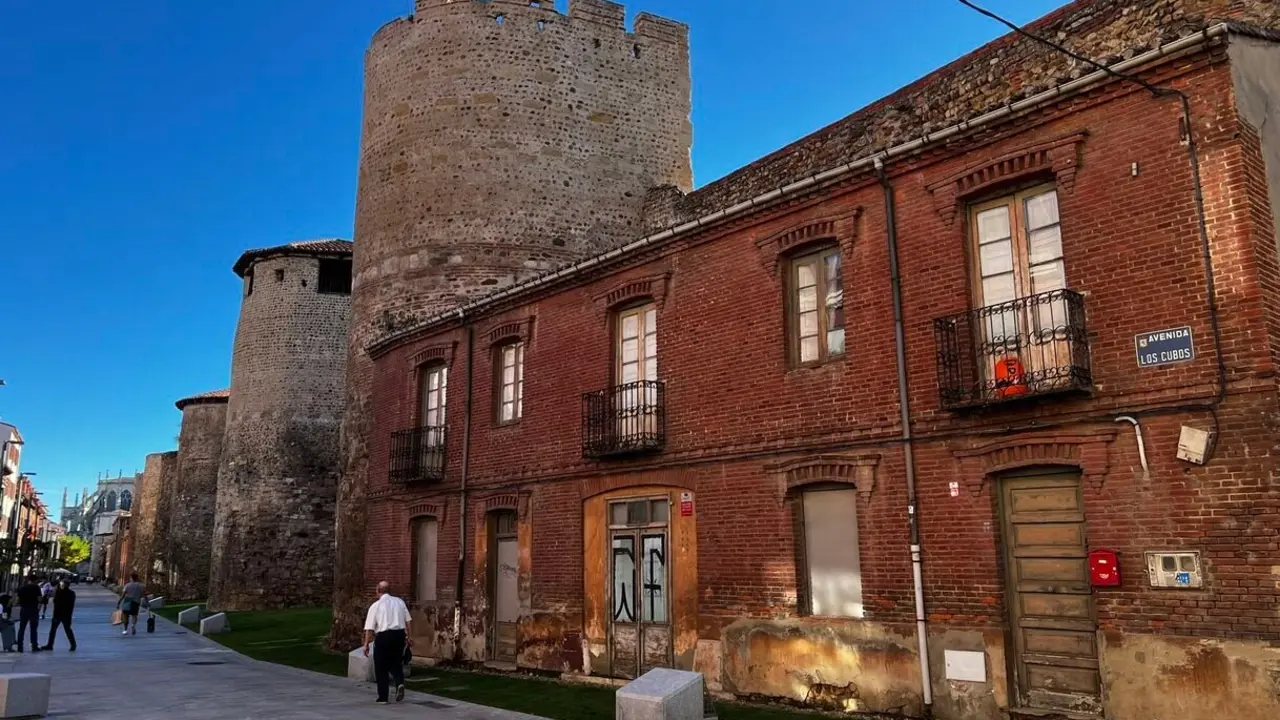 Patrimonio autoriza la demolición de una edificación colindante con la Muralla de León.