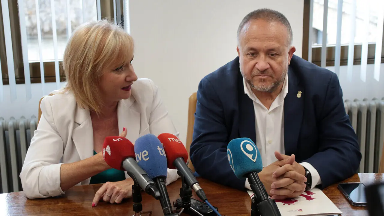La consejera de Industria, Comercio y Empleo, Leticia García, y el presidente de la Diputación de León, Gerardo Álvarez Courel, presentan los vehículos adquiridos dentro del programa ‘Montel’ para actuaciones medioambientales. Foto: Campillo