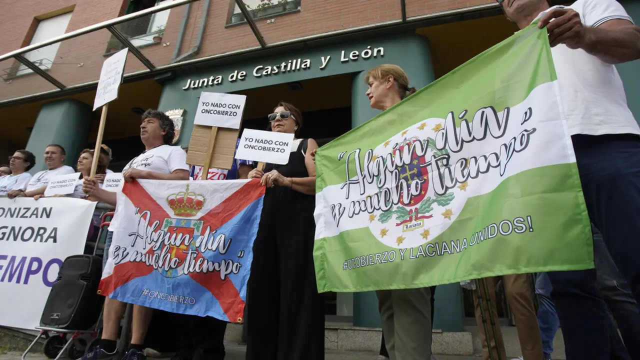 Concentración de la plataforma Oncobierzo frente a la sede de la Junta en Ponferrada
