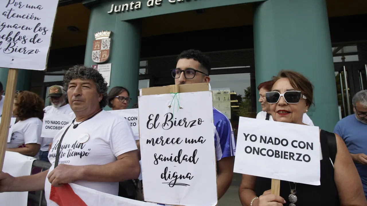 Concentraci&oacute;n de a plataforma Oncobierzo frente a la sede de la Junta en Ponferrada