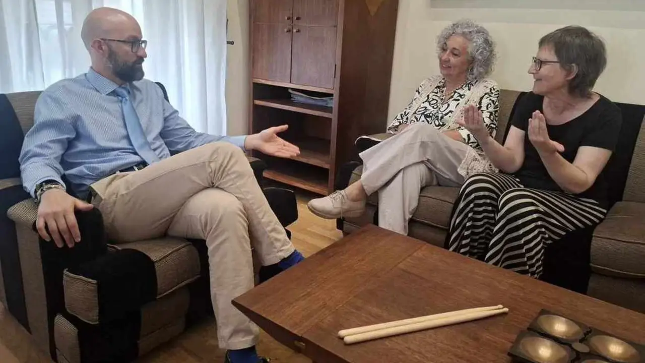 Un instante del encuentro mantenido entre el subdelegado del Gobierno y Teleno Libre.