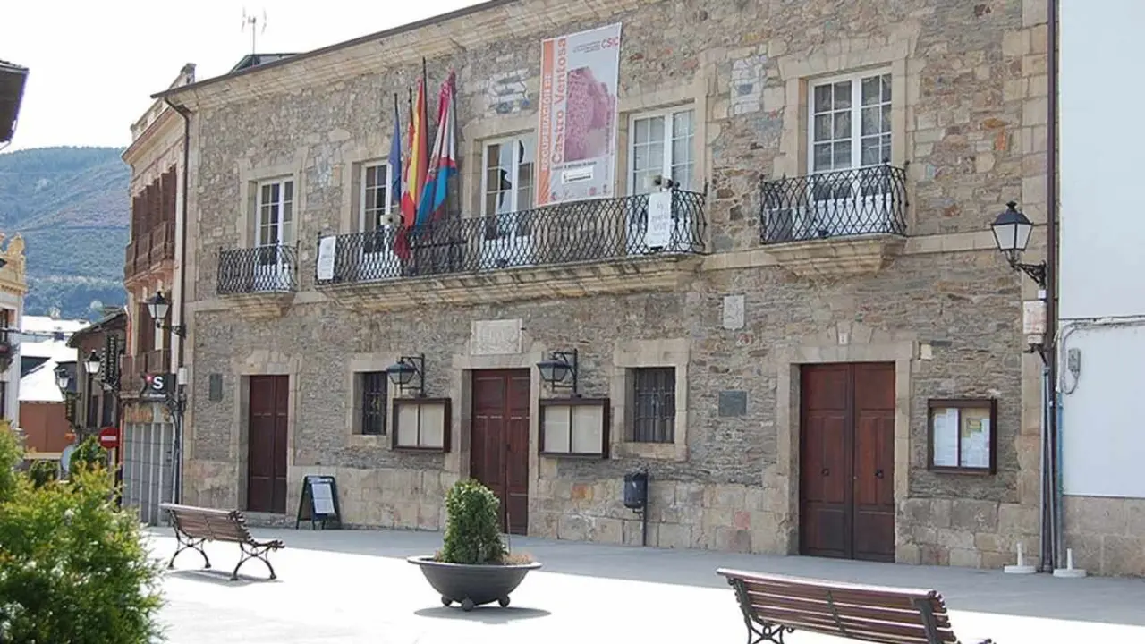 Fachada del Ayuntamiento de Villafranca del Bierzo.