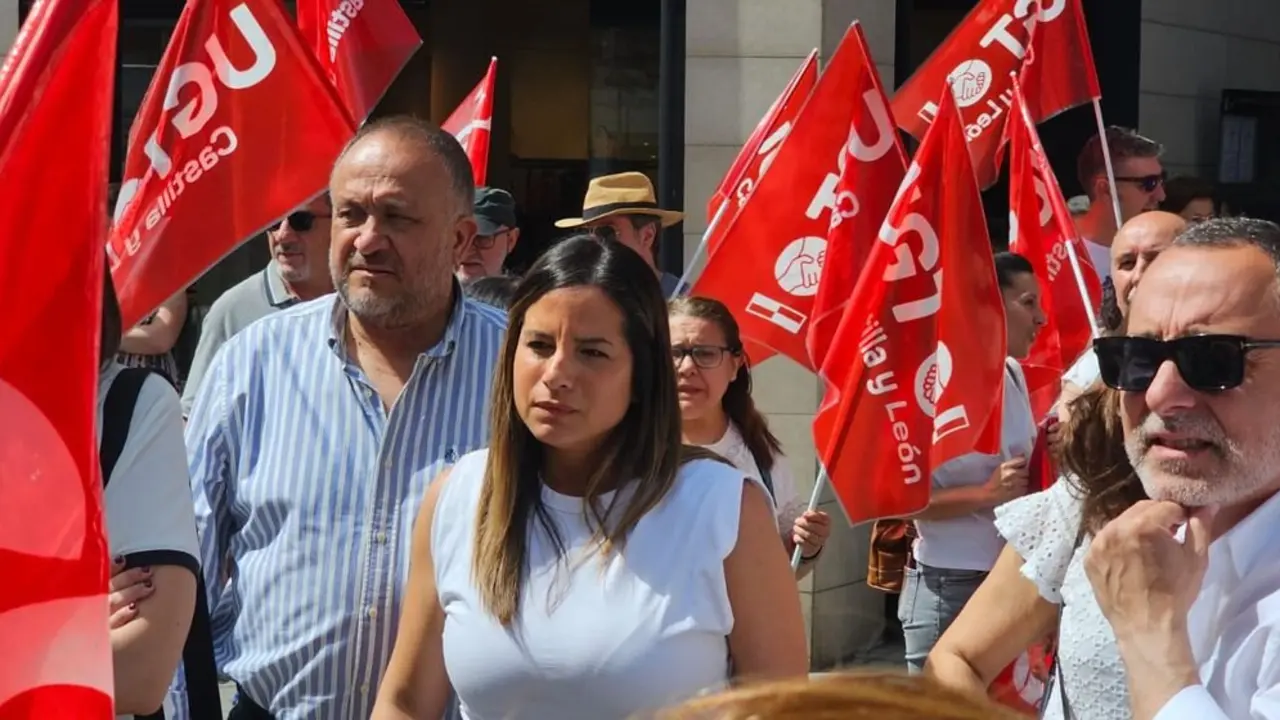 Manifestación en Ponferrada de rechazo al ERE de Teleperformance, a la que acudió la vicesecretaria general del PSCyL, Nuria Rubio. Foto: César Sánchez.