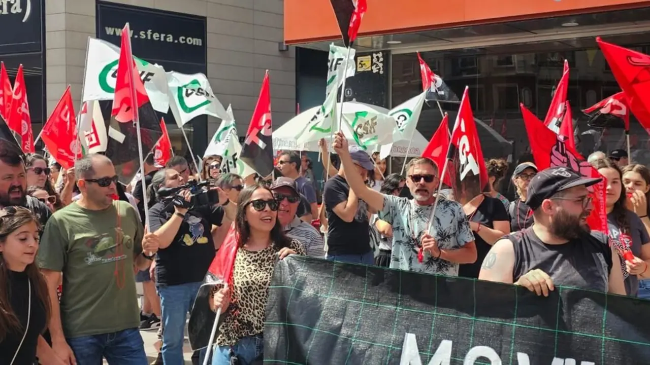 Manifestación en Ponferrada de rechazo al ERE de Teleperformance. Foto: César Sánchez.