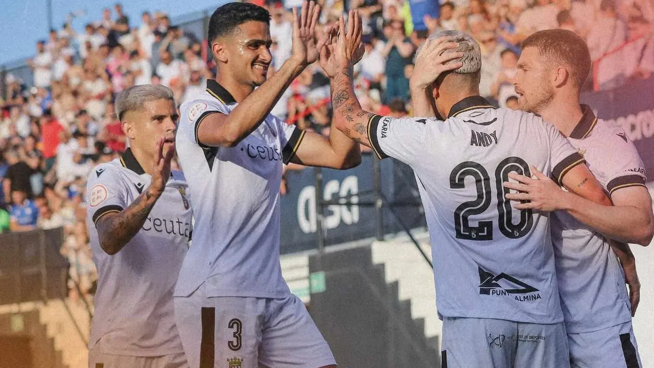 El Ceuta, en el descuento, se ha proclamado campeón de Primera RFEF.