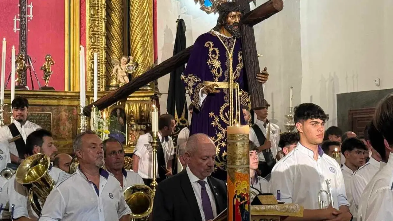 Con un emotivo concierto y una eucaristía en Santa Nonia, la Cofradía del Dulce Nombre de Jesús Nazareno festeja el retorno de su imagen titular tras participar en el Jubileo de las Cofradías en el Vaticano. Fotos: Ayto León