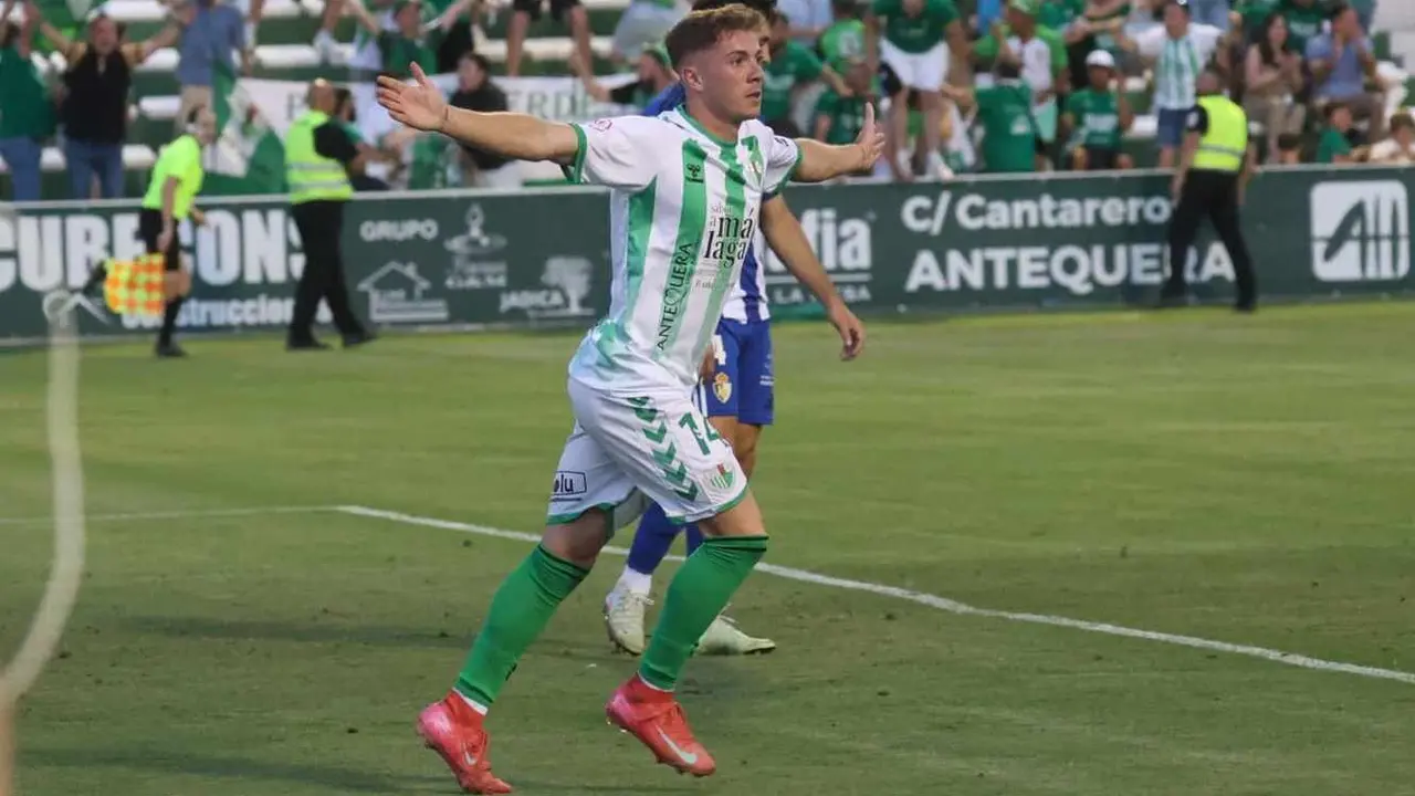 Un solitario gol de Álex Rubio en la segunda parte decide el primer asalto del playoff de ascenso; la Deportiva necesitará remontar en casa para seguir con vida.