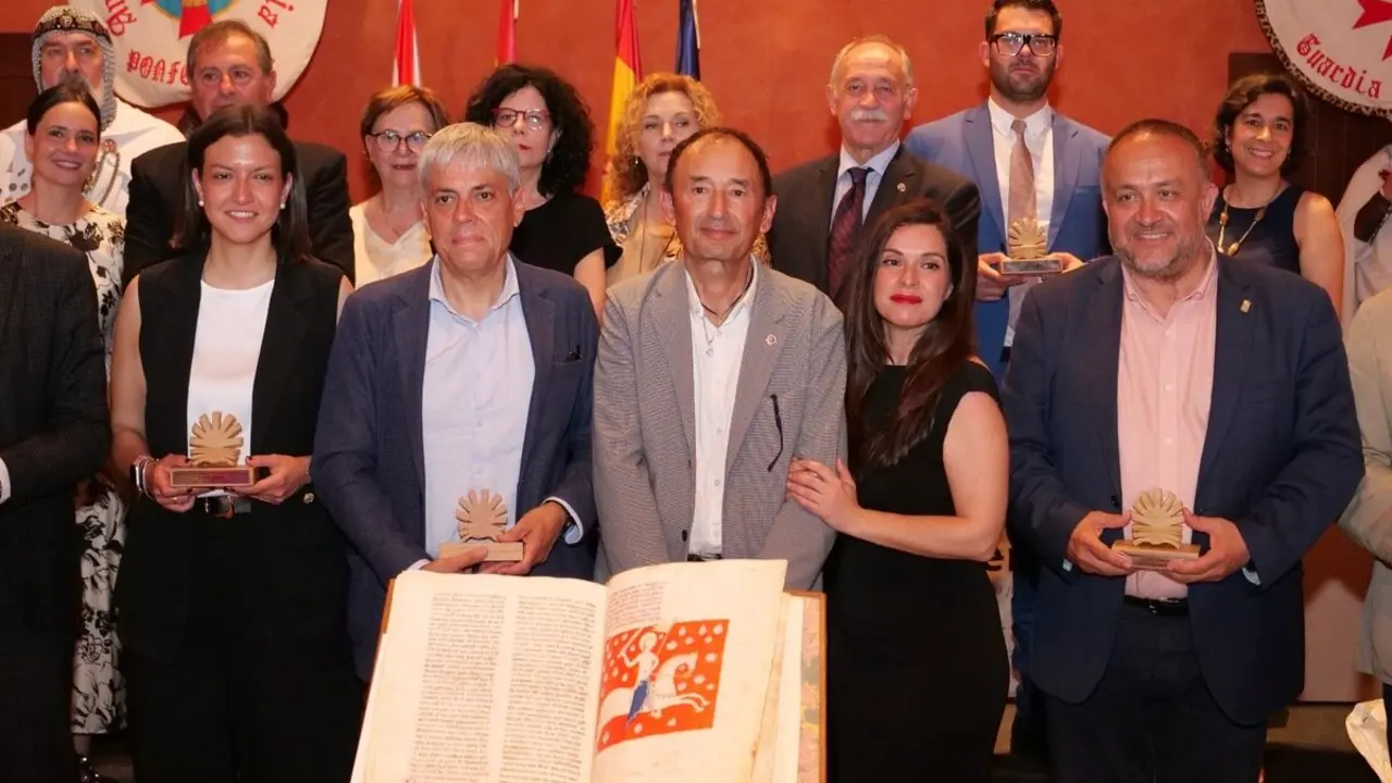El escritor, ensayista y comisario de exposiciones José Tono Martínez recibe el Premio Internacional Aymeric Picaud de Divulgación del Camino de Santiago.