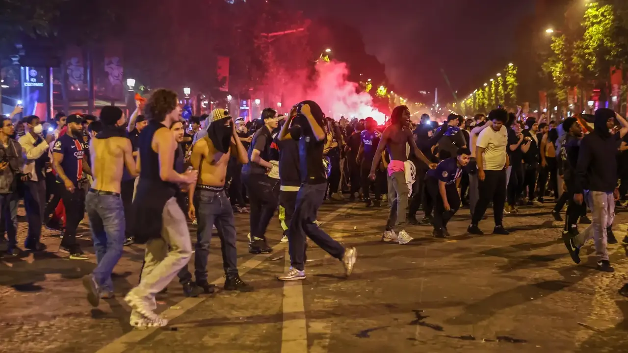 Un muerto, casi 300 detenidos y un atropello múltiple en la celebración de la Champions del PSG en París.